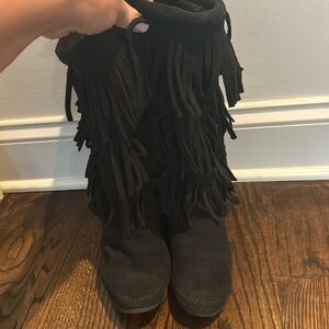 Minnetonka Boots Womens 7 Black Moccasin Layer Fringe Western Pull On Flat Suede